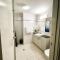 10 CBD Resort 2BR Secure Suite Pool Gym & Parking