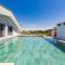 Rooftop Apartment with Private Pool by PikHost