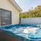 Bowen. Hot Tub, Pets OK, Well Maintained, Short Walk to Beach, WiFi