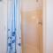 Bowen. Hot Tub, Pets OK, Well Maintained, Short Walk to Beach, WiFi