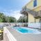 Shore is Fun - Duck, Poteskeet, Beach 480 Yds, 3 Min. Walk to Downtown, Pool, Hot Tub, YR Flex