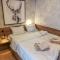 Designer Family Chalet I 5 min walk to Ski Lifts & 1 min to Shops I Mountain View