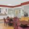 Super 8 by Wyndham Three Rivers - Three Rivers