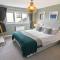Oceanside Sleeps 6 Walk to Beach Stylish