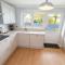 Oceanside Sleeps 6 Walk to Beach Stylish