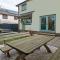 Oceanside Sleeps 6 Walk to Beach Stylish