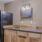 Creekview Cabin - Hot Tub, EV Station, Pet Friendly, Screen Porch, Wifi, Grill, Fire Pit, Deck, Family Friendly, Game Room, King Bed