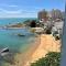 Apartamento vista do mar, pé na areia e águas tranquilas, no cento de Guarapari