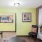 Econo Lodge Inn & Suites