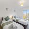 2-Bed Flat Sleeps 4 - Parking & Wheelchair Access