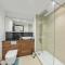 2-Bed Flat Sleeps 4 - Parking & Wheelchair Access