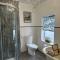 The Lily Pad - Boutique Townhouse, a short walk to Town Center and Racecourse