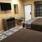Deluxe Inn & Suites - Baytown