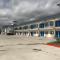 Deluxe Inn & Suites - Baytown