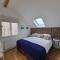 Blue Hills Luxury Apartment, Bay Front with Parking