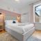Stunning Townhouse - 7 bedrooms - up to 18 Guests