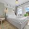 Stunning Townhouse - 7 bedrooms - up to 18 Guests