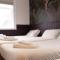 Stunning Townhouse - 7 bedrooms - up to 18 Guests