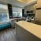 Exquisite, Bright & Modern Condo - Free Parking