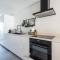 Luxurious apartment next to the sea and city centre with free parking space