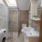 Sunrise Riverside House-Private Garden, Jacuzzi & BBQ