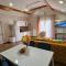 Sunrise Riverside House-Private Garden, Jacuzzi & BBQ