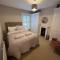 The Lily Pad - Boutique Townhouse, a short walk to Town Center and Racecourse