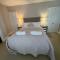 The Lily Pad - Boutique Townhouse, a short walk to Town Center and Racecourse
