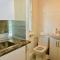 Ensuite Apartment with small Kitchenette, Private Bathroom and Parking