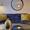 Stylish Luxury Serviced Apartment next to City Centre with Free Parking - Contractors & Relocators