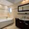 Infinity Villa with Pool, BBQ and Ping-Pong Table, 2km from the beach