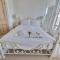 West Hill Retreat Edwardian Balcony Ensuite with Room Served Breakfast & Free Offstreet Parking