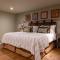 The Potters Heron - A Heartwood Inn