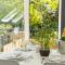 Walnut Flats-F3, 1-Bedroom with Stunning Garden View, AC, Parking, Netflix, WIFI - Close to Oxford, Bicester & Blenheim Palace