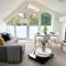 Walnut Flats-F3, 1-Bedroom with Stunning Garden View, AC, Parking, Netflix, WIFI - Close to Oxford, Bicester & Blenheim Palace
