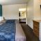 Econo Lodge Lawrence near University