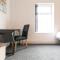 Comfy 2BR Home in Leigh Ideal for Families & Work Stays Sleeps 4