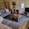 19 the Coombe Charming, 2-Bedroom Family Chalet with Parking, Near Bude Beaches