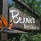 Bernies Bed & Breakfast , A 3 KILOMETROS DEL AEROP EZEIZA, VAN ,IN-OUT, FREE EZEIZA AIRPORT