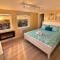 CasaViva Sky - 3BR 1BA Sleeps 10 - Rooftop City Views, Firepit & Bunk Room - Near Zoo & Beaches