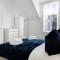 Spacious & Modern Oasis, 4-Bed House, Sleeps 7