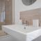 Spacious & Modern Oasis, 4-Bed House, Sleeps 7