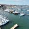 Hausboot mit Motorboot