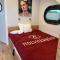 Hausboot mit Motorboot