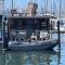 Hausboot mit Motorboot