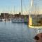 Hausboot mit Motorboot