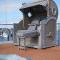 Hausboot mit Motorboot