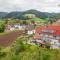 Lehmann mit Blick aufs Schloss
