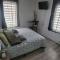 Downtown apartment next to highway netflix+wifi