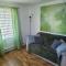 Downtown apartment next to highway netflix+wifi